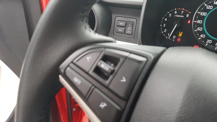 Pri Suzukiju so vgradili dve stikali za upravljanje potovalnega računalnika: na volanu za palec leve roke, poleg merilnikov pa za kazalec … | Foto: Gregor Pavšič
