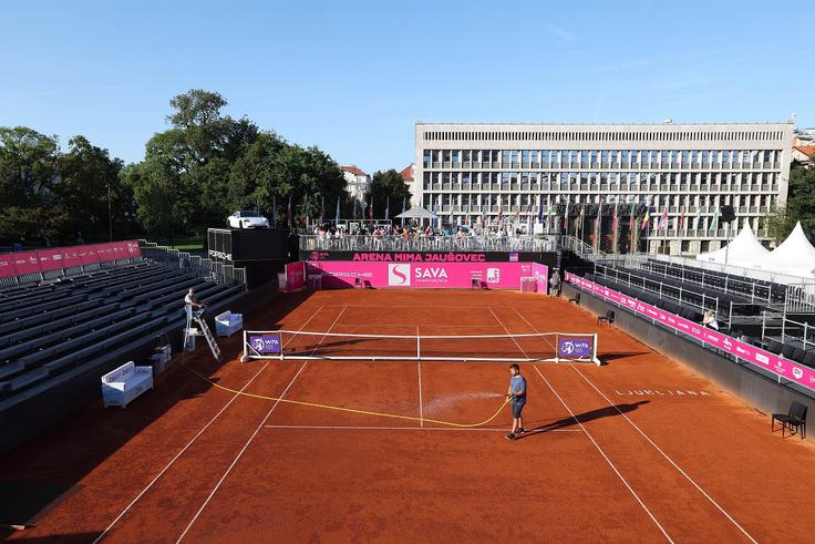 Osrednje igrišče v centru Ljubljane že nekaj dni sameva. | Foto: www.alesfevzer.com