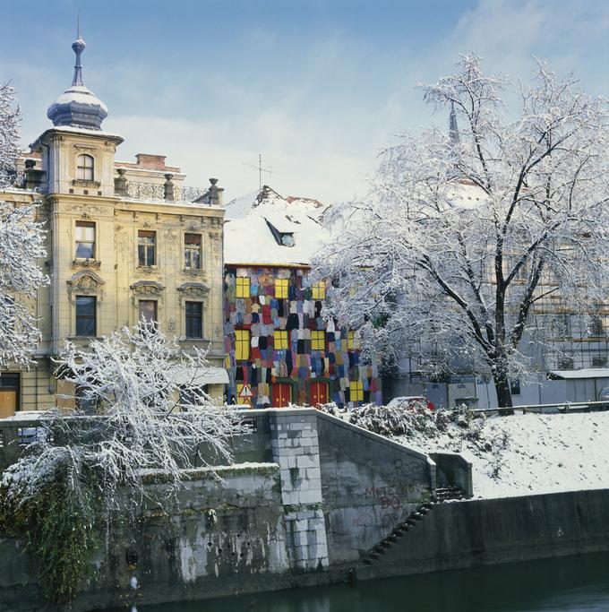 Leta 1993 je umetnik Matej Andraž Vogrinčič v Ljubljani oblekel hišo. Projekt se je v kolektivnem spominu ohranil do danes. | Foto: Aljoša Rebolj, z dovoljenjem Mateja Andraža Vogrinčič