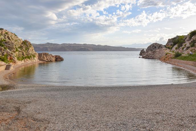 plaža Tatinja | Plaža Tatinja, s katere se odpira pogled na Pag, je postala prva moto plaža na Hrvaškem. | Foto Shutterstock