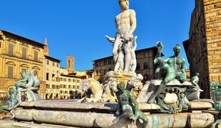 Turist poškodoval slavno fontano v Firencah, posnele so ga kamere #video