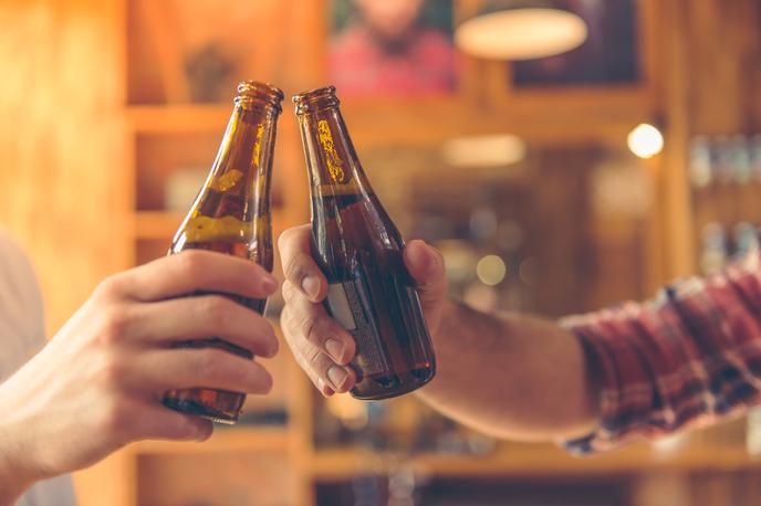 Pivo, nazdravljanje, hmelj, alkohol, steklenici piva | 23-letnik trdi, da se zaradi pijače ničesar ne spomni. | Foto Shutterstock
