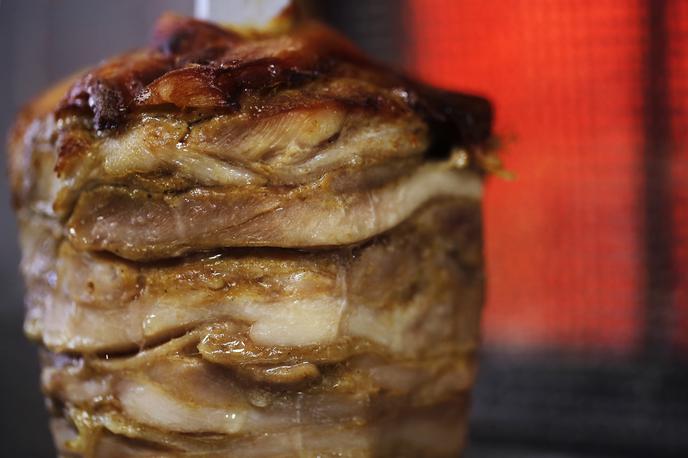Kebab | Glede na rezultate analiz se je uprava za varno hrano odločila za poseben nadzor nad mesnimi pripravki ne glede na njihovo poreklo. | Foto Reuters