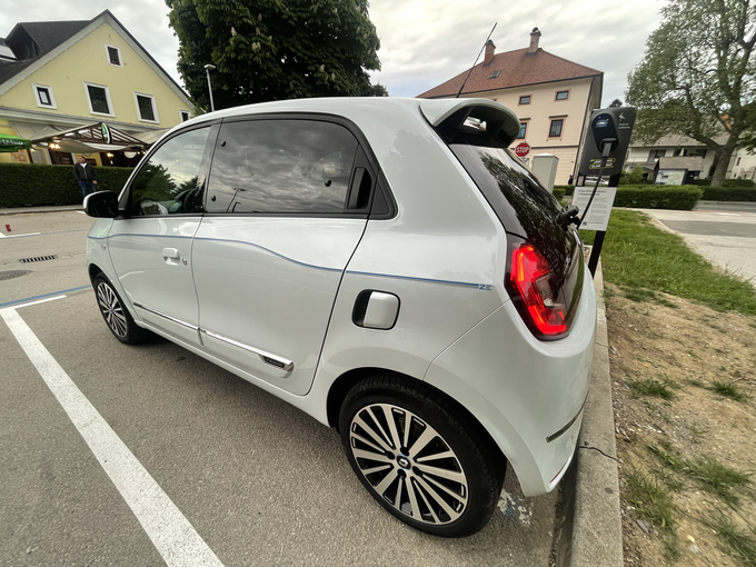 Začetek poti s polnilnice v središču Vrhnike. | Foto: Gregor Pavšič