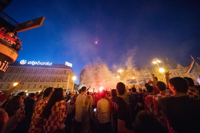 Po poročanju hrvaških medijev se je včeraj v prestolnici sosednje države zbralo več kot 30 tisoč navijačev. Mnogi so v navijaški atmosferi, podprti s patriotskimi napevi, vztrajali še dolgo v noč oziroma jutro. | Foto: Urban Urbanc/Sportida