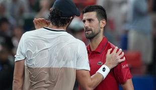 Kaj se dogaja, padel je še Novak Đoković? #video