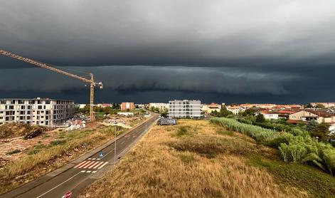 Črni oblaki tudi nad hrvaško Istro, udarilo že več kot pet tisoč strel