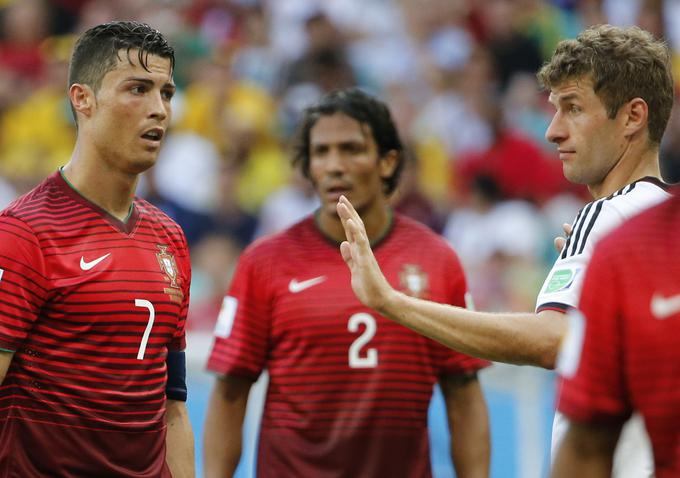 Portugalska je kljub pomoči Cristiana Ronalda izpadla že v skupini. Najprej so jo Nemci ponižali s 4:0 in nakazali, da bi lahko bilo to njihovo prvenstvo. V osmini finala so težje od pričakovanega po podaljških izločili Alžirijo (2:1). | Foto: Reuters