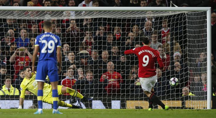 Zlatan Ibrahimović v 94. minuti izkoristil enajstmetrovko. | Foto: Reuters
