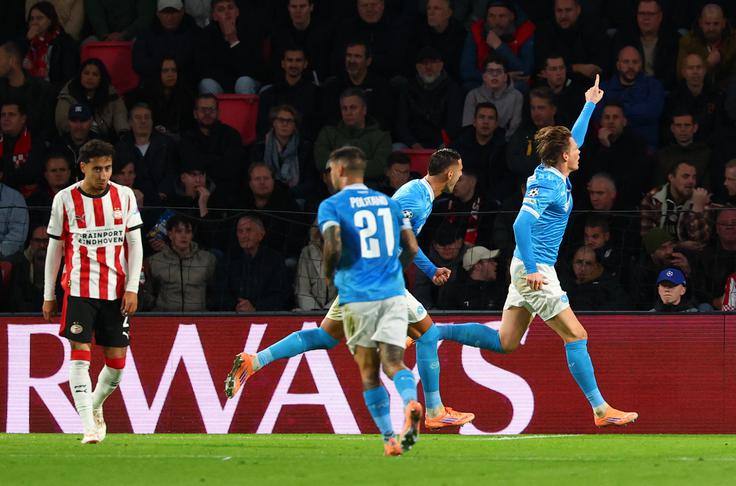 Škot Scott McTominay je popeljal Napoli v vodstvo v Eindhovnu, a je sledil preobrat PSV. In to kakšen! Nizozemski klub je na koncu zmagal s teniškim rezultatom 6:2! Na 1:1 je z avtogolom izenačil Alessandro Buongiorno, nato pa je dva gola dosegel Romun Dennis Man, po enega pa Maročana Ismael Saibari in Couhaib Driouech ter Američan Ricardo Pepi. Za goste je tudi drugi gol prispeval McTominay. | Foto: Reuters