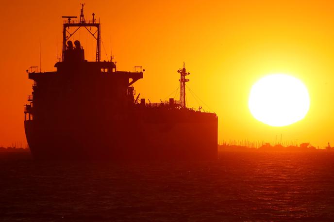 Sončni zahod, ladja, tanker | Foto Reuters