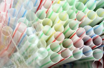 Vlada prepovedala uporabo plastike za enkratno uporabo