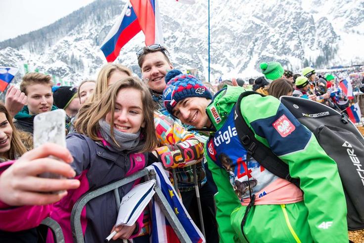 Kamil Stoch je lani napovedoval veliko zmago Petra Prevca. | Foto: Vid Ponikvar