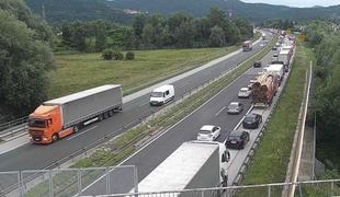 Zaradi gorečega tovornega vozila zaprta primorska avtocesta