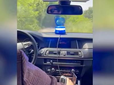 Mesec vozil službeni BMW z modrimi lučkami, v avtomobilu tudi njegova nekdanja partnerka #video
