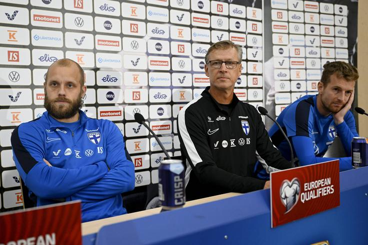 Od leve proti desni: najboljši finski strelec Teemu Pukki, selektor Markku Kanerva in vratar Lukaš Hradecky | Foto: Guliverimage