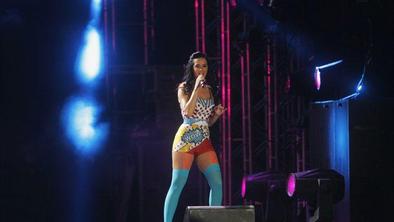Video: Katy s sežigom lasulje napovedala novo pesem in novo obdobje