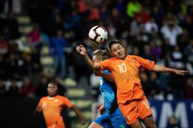 slovenska ženska nogometna reprezentanca, Slovenija : Nizozemska, kvalifikacije