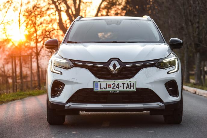 Renault captur PHEV | Renault je v razred kompaktnih križancev kot prvi pripeljal priključnega hibrida. Nekateri tekmeci (Peugeot, Hyundai) v tem razredu ponujajo tudi že povsem električna vozila. | Foto Gašper Pirman