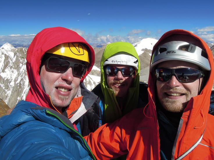 Domen Kastelic v družbi skandinavskih alpinistov Olova Isakssona in Marcusa Palme na vrhu šesttisočaka Jang Tsang Go v zahodnem delu gorovja Nyanchentanglha v Tibetu. (Foto: Domen Kastelic) | Foto: 