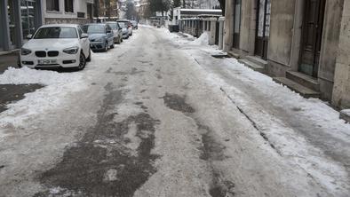 Previdno: ceste in pločniki ponekod poledeneli