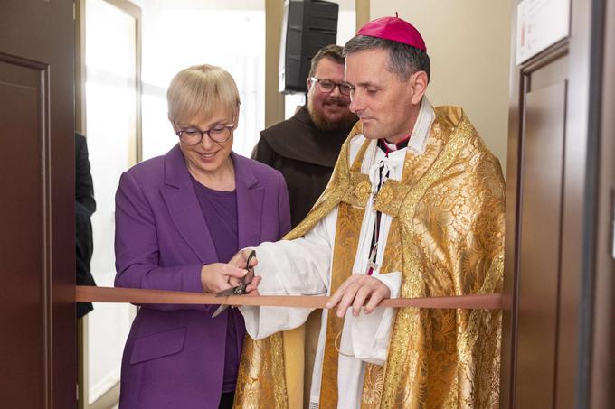 Nove muzejske in obnovljene knjižnične prostore je blagoslovil predsednik Slovenske škofovske konference, novomeški škof Andrej Saje. | Foto: Bor Slana/STA