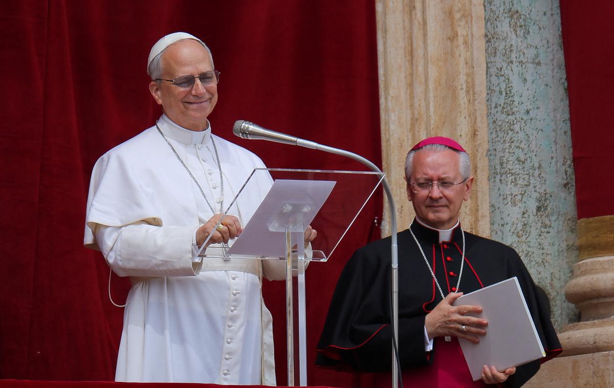 Papež Leon XIV. je imel prvi nagovor z osrednjega balkona bazilike svetega Petra. | Papež Leon XIV. je dejal, da ga dogodki v Gazi "globoko žalostijo", ter pozval k prekinitvi ognja v vojni med Izraelom in palestinskim islamističnim gibanjem Hamas. Pozval je tudi k pristnemu, pravičnemu in trajnemu miru v Ukrajini. | Foto Reuters