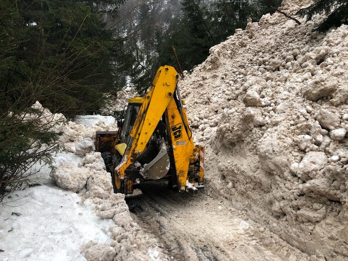 Odstranjevanja velikanske gmote snega na cesti med Bovcem in Trento. | Foto: Božo Bradaškja