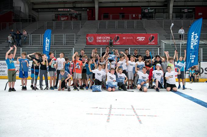 Na turnirju se je borilo osem ekip, ki jih je sestavljalo po šest članov, v starostnih skupinah od 8 do 10 in od 10 do 12 let. | Foto: Domen Jančič