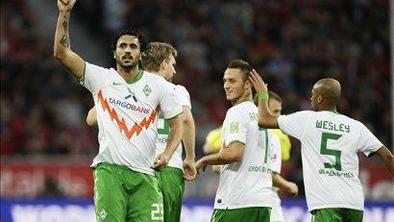 Igralcem Werderja prepolovili plače
