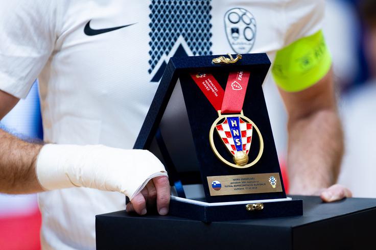 Hrvaško doživlja kot svojo drugo domovino. Zato je bil še toliko bolj vesel, da je bil tekmec na njegovi jubilejni 200. tekmi, ta je potekala 17. oktobra 2025 v dvorani Kodeljevo v Ljubljani (2:2), ravno izbrana vrsta Hrvaške. Pred tekmo je s strani Hrvaške nogometne zveze (HNS) prejel tudi spominski poklon.    | Foto: Filip Barbalić