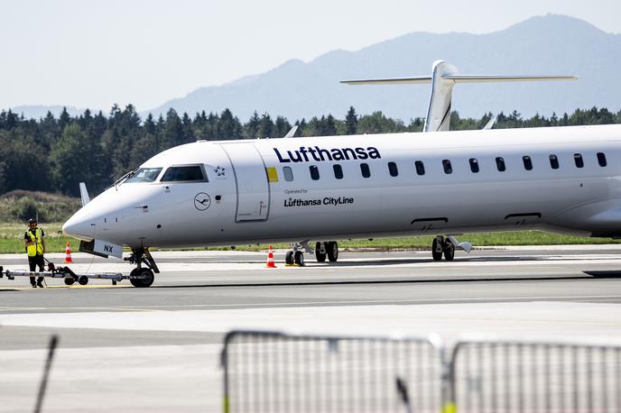 Lufthansa | Ukrepi so bili neizogibni zaradi precej višjih stroškov letalskega goriva in geopolitične nestabilnosti, je dejal finančni direktor Lufthanse Till Streichert. | Foto Ana Kovač