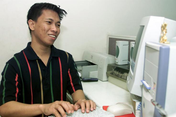 Onel de Guzman 23. maja 2000. Njegov prešerni nasmeh izdaja, da za črva ILOVEYOU ni bil kaznovan, saj na Filipinih takrat še niso poznali izraza kiberkriminal.  | Foto: Reuters