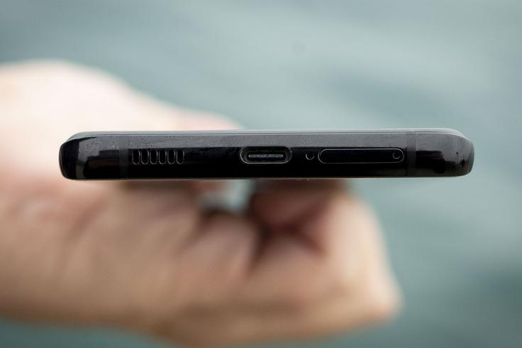 Spodnja stran pametnega telefona Samsung Galaxy S21 Ultra | Foto: Ana Kovač