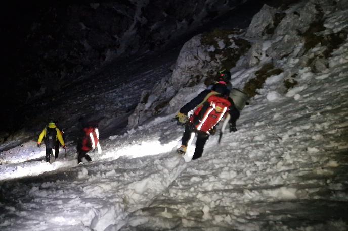 gorski reševalci | Planinci, obuti v športne superge, so se odpravili do bivaka pod Skuto na 2.070 metrih nadmorske višine. | Foto GRZS/Facebook