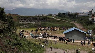 V strmoglavljenju letala v Nepalu več mrtvih #video