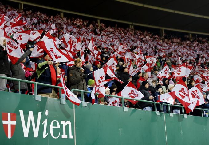 Stadion Ernst Happel je bil razprodan, na njem pa 46 tisoč gledalcev, od tega 600 iz Slovenije. | Foto: Reuters