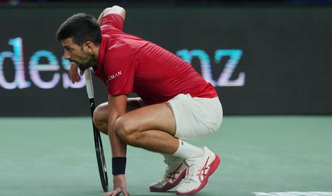 Kaj se dogaja, padel je še Novak Đoković? #video