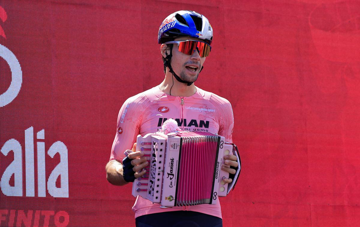 Primož Roglič, Giro 2025 | Primož Roglič v osmi etapi letošnjega Gira spet kolesari v rožnati majici vodilnega na dirki. | Foto Guliverimage