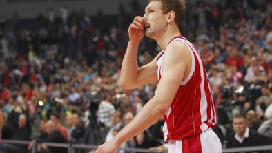 Begić praznih rok v Pireju, Blažič nemočen pri Nachbarju