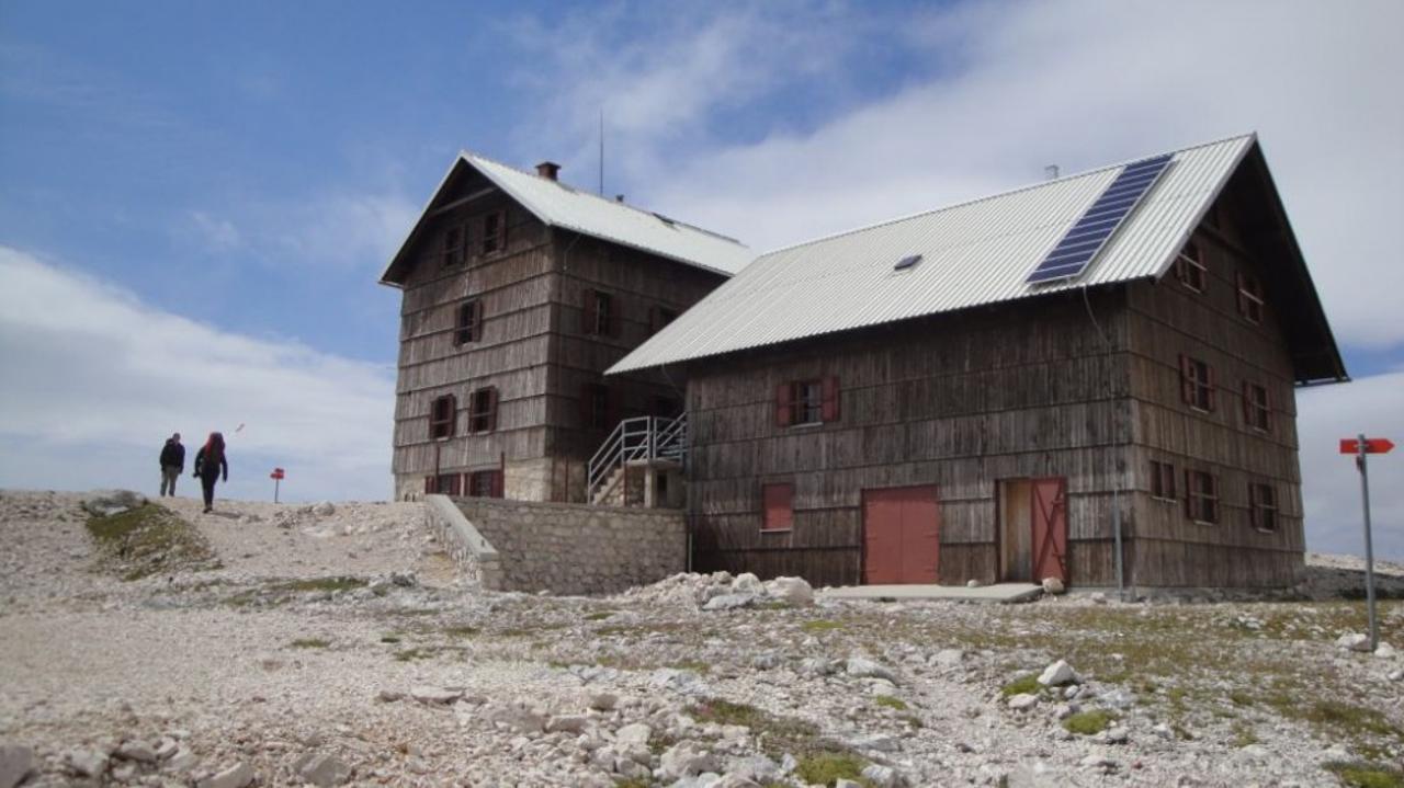 Škandalozna zgodba iz slovenske koče: v skupni sobi pijančevali in celo seksali vpričo otrok