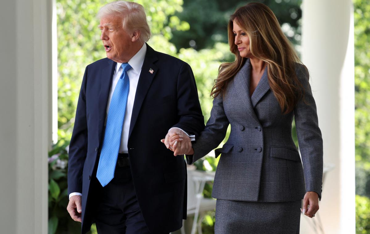 Donald Trump, Melania Trump | "Danes bomo to naredili nezakonito. Vsakemu, ki bo širil takšne podobe brez privolitve, bo grozila zaporna kazen do treh let," je ob podpisu dejal Donald Trump. | Foto Reuters