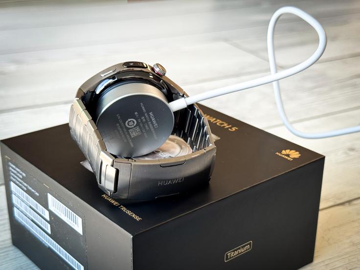 Zibelka za polnjenje pametne ure Huawei Watch 5 | Foto: Lana M. Orel