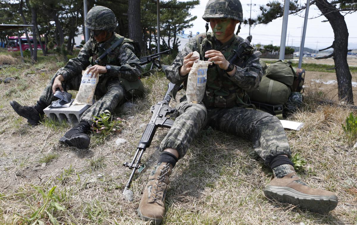 južna koreja vojska vaja | Ameriški predsednik Donald Trump je v preteklosti kritiziral velike skupne vojaške vaje z Južno Korejo, češ da so predrage in da provocirajo Pjongjang. | Foto Reuters