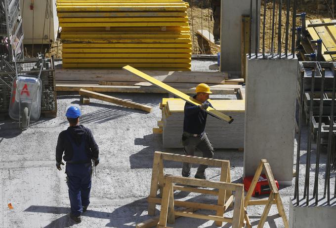 Največ delavnih mest ponuja gradbeništvo, sledi gostinstvo. | Foto: Reuters