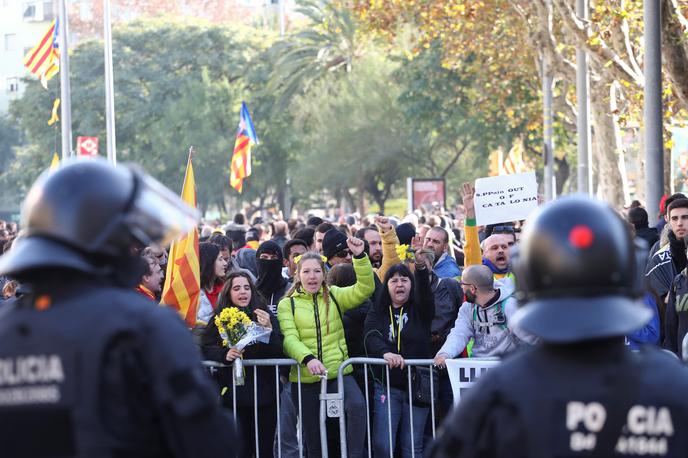 Protesti v Barceloni | Zagovorniki katalonske neodvisnosti današnjo sejo španske vlade v Barceloni vidijo kot provokacijo. | Foto Reuters