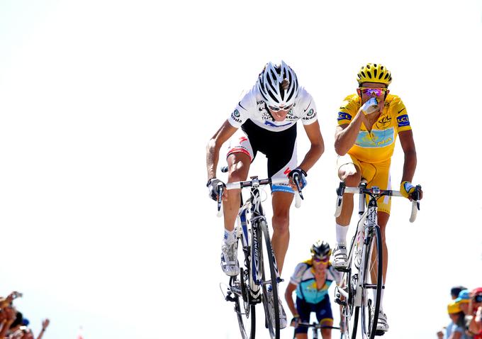 Fotografija, ki pove vse o razmerju moči na Touri 2009: Andy Schleck in Contador v boju za zmago v 17. etapi, Armstrong v ozadju. Etapo je dobil Fränk Schleck pred Contadorjem in bratom Andyjem, Lance je bil četrti. | Foto: Guliverimage/Getty Images