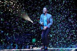 Chris Martin spodil oboževalca z dvorišča