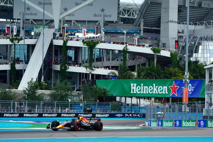 Verstappen bo na dirkališču okoli stadiona moštva Miami Dolphins na tretjem štartnem mestu. | Foto: Reuters