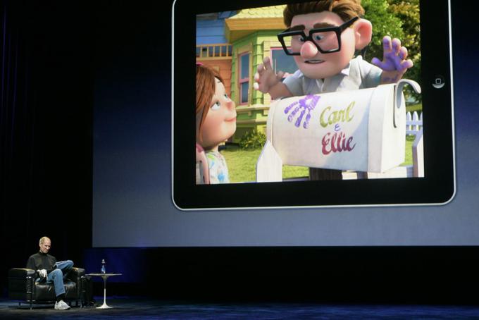Steve Jobs je januarja 2010 med predstavitvijo nove tablice iPad na njenem zaslonu predvajal z dvema oskarjema nagrajeni Pixarjev animirani film V višave (Up!).  | Foto: Reuters